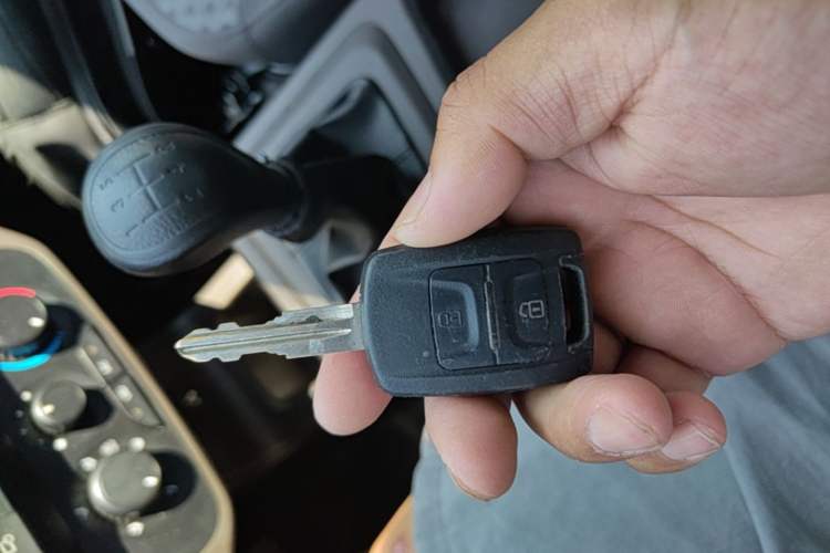 Used Wuling Rongguang New Truck 2024 2.0L Extra-Long Double-Cab Version with Dual Rear Wheels – Comfort Edition Vehicle Key