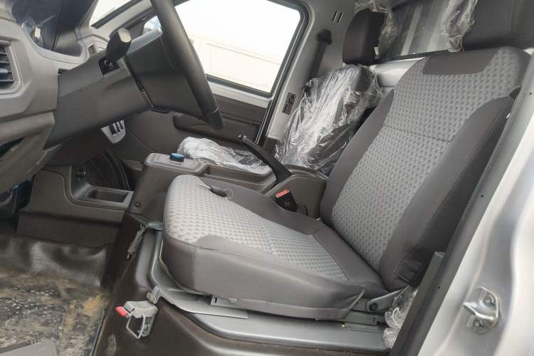 Used Wuling Rongguang New Truck EV 2023 Container Truck Single Row Single Layer Side-Opening Door Interior 4