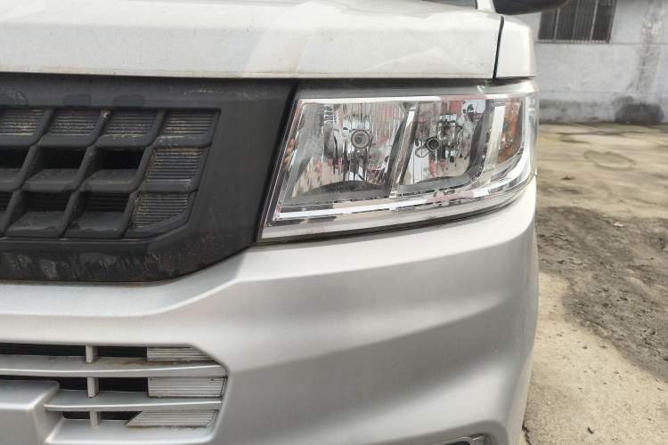 Used Wuling Rongguang New Truck EV 2023 Container Truck Single Row Single Layer Side-Opening Door Left Front Headlight