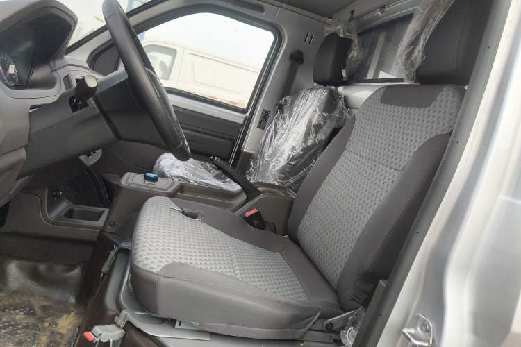Used Wuling Rongguang New Truck EV 2023 Container Truck Single Row Single Layer Side-Opening Door Left Front Seat