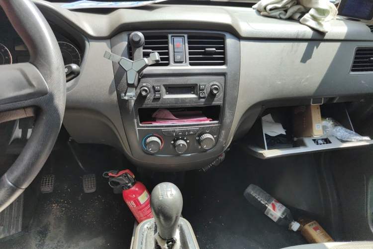 Used Wuling Rongguang S 2021 1.2L Standard Model Window-Sealed Car with Air Conditioning 5 Seats LSI Audio And AC Panel