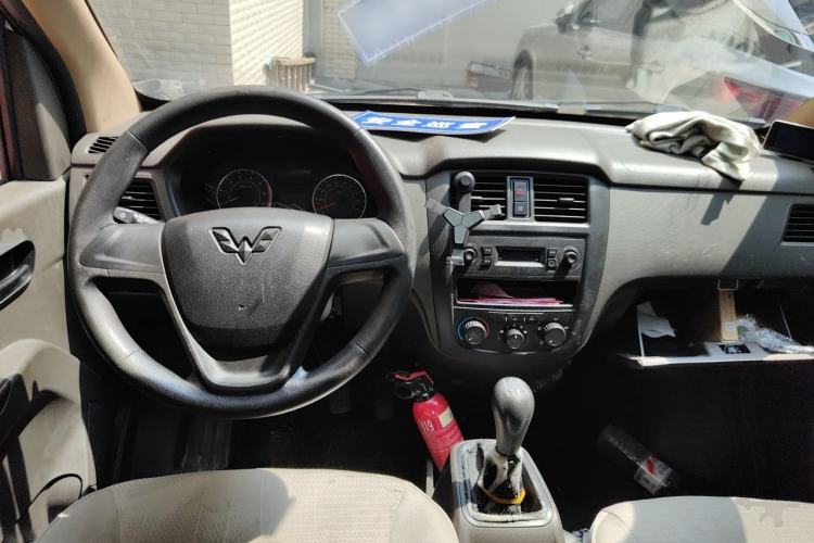 Used Wuling Rongguang S 2021 1.2L Standard Model Window-Sealed Car with Air Conditioning 5 Seats LSI Center Console