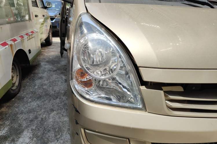 Used Wuling Rongguang S 2021 1.2L Standard Model Window-Sealed Car with Air Conditioning 5 Seats LSI Right Front Headlight
