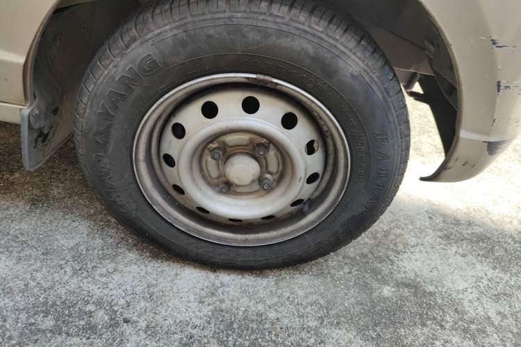 Used Wuling Rongguang S 2021 1.2L Standard Model Window-Sealed Car with Air Conditioning 5 Seats LSI Right Front Wheel Hub