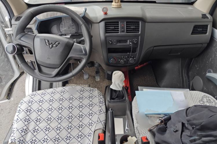 Used Wuling Rongguang S 2021 1.2L Standard Edition Air-Conditioned 7-Seater LSI Center Console