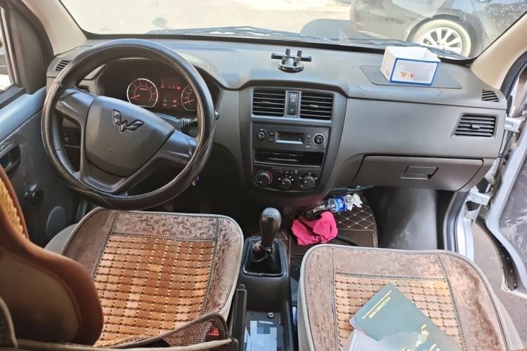 Used Wuling Rongguang S 2021 1.2L Base Model 5-Seater LSI Center Console