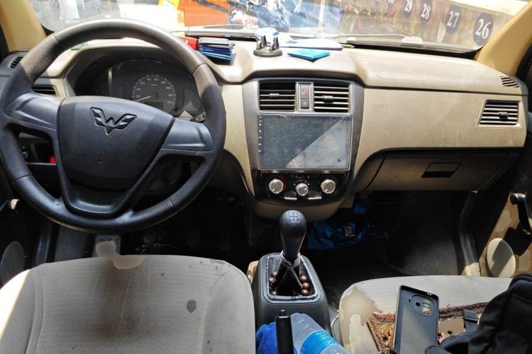 Used Wuling Rongguang S 2021 1.2L Base Model 7-Seater LSI Center Console