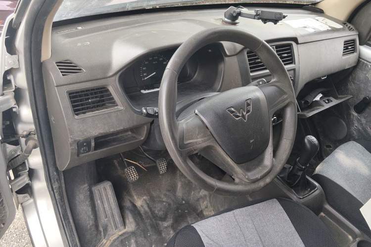 Used Wuling Rongguang S 2021 1.2L Base Model Window-Sealed 2-Seat LSI Car Center Console