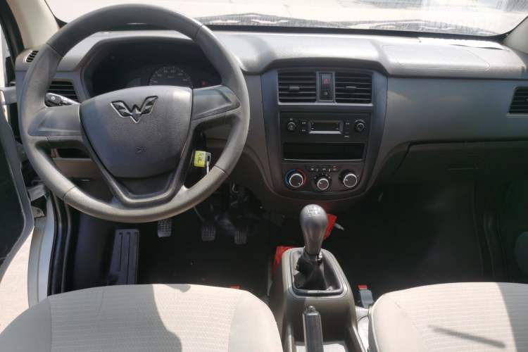 Used Wuling Rongguang S 2021 1.2L Base Model Window-Sealed 5-Seat LSI Car Center Console