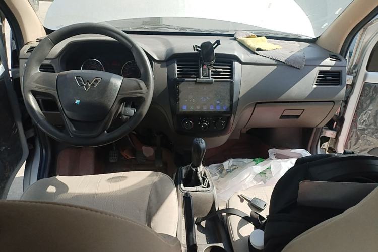 Used Wuling Rongguang S 2021 1.2L Base Model 5-Seater LSI Center Console