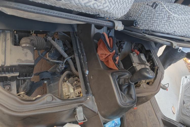 Used Wuling Rongguang S 2021 1.2L Base Model Window-Sealed 2-Seat LSI Car Engine Bay