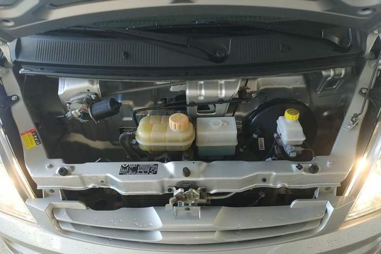 Used Wuling Rongguang S 2021 1.2L Base Model Window-Sealed 2-Seat LSI Car Engine Bay