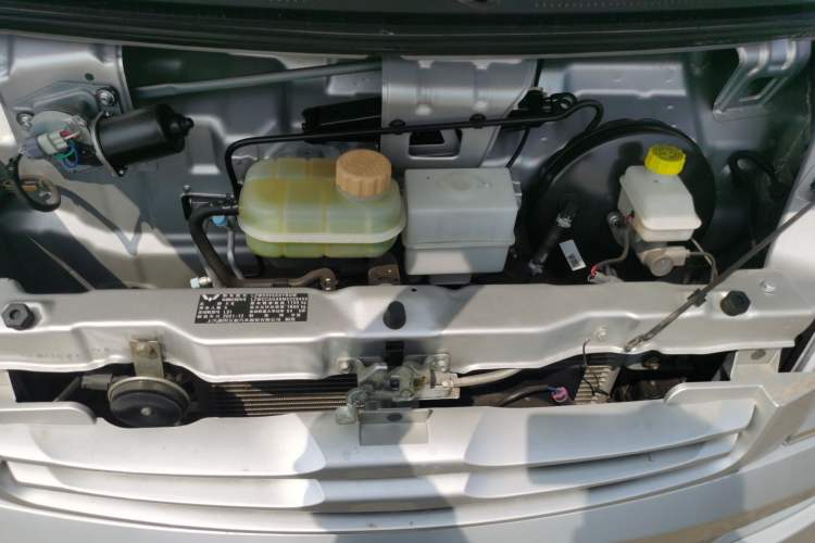 Used Wuling Rongguang S 2021 1.2L Base Model Window-Sealed 5-Seat LSI Car Engine Bay