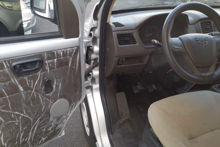 Used Wuling Rongguang S 2021 1.2L Base Model Window-Sealed 2-Seat LSI Car Interior 3