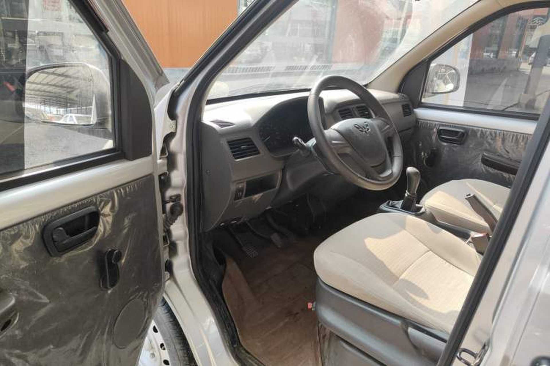 Used Wuling Rongguang S 2021 1.2L Base Model Window-Sealed 5-Seat LSI Car Interior 3