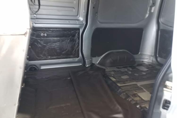 Used Wuling Rongguang S 2021 1.2L Base Model Window-Sealed 2-Seat LSI Car Interior 4