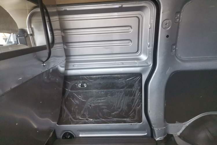 Used Wuling Rongguang S 2021 1.2L Base Model Window-Sealed 2-Seat LSI Car Interior 6