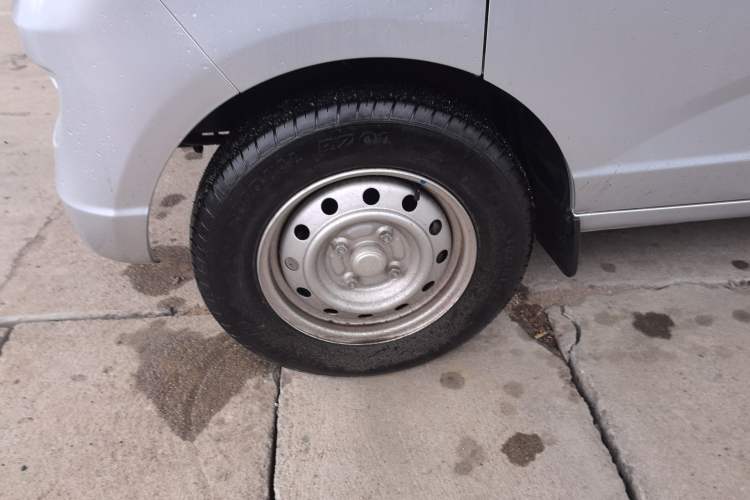 Used Wuling Rongguang S 2021 1.2L Base Model Window-Sealed 2-Seat LSI Car Left Front Wheel Hub