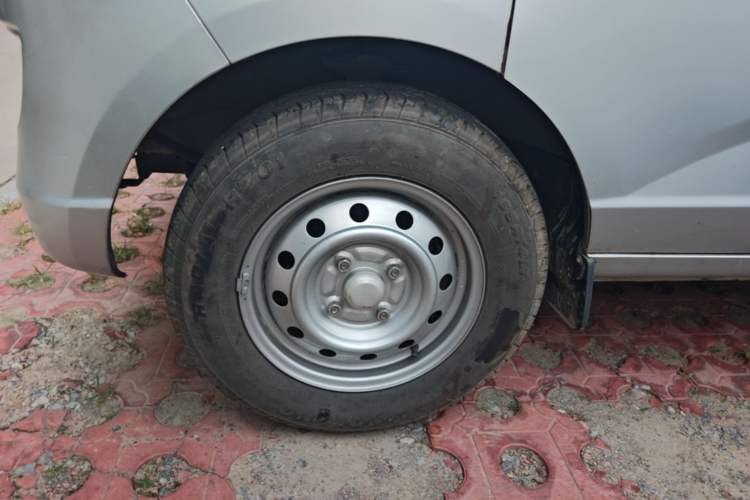 Used Wuling Rongguang S 2021 1.2L Base Model Window-Sealed 2-Seat LSI Car Left Front Wheel Hub