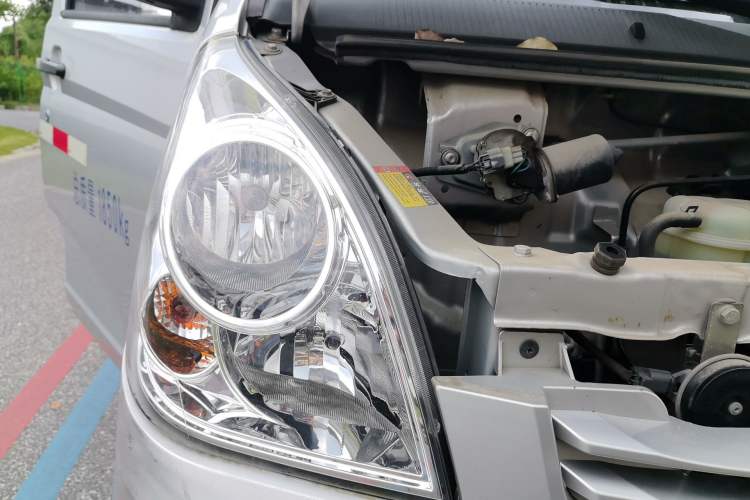 Used Wuling Rongguang S 2021 1.2L Standard Model Window-Sealed Car with Air Conditioning 2 Seats LSI Right Front Headlight