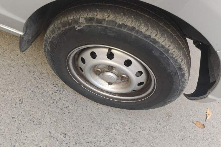 Used Wuling Rongguang S 2021 1.2L Base Model Window-Sealed 2-Seat LSI Car Right Front Wheel Hub