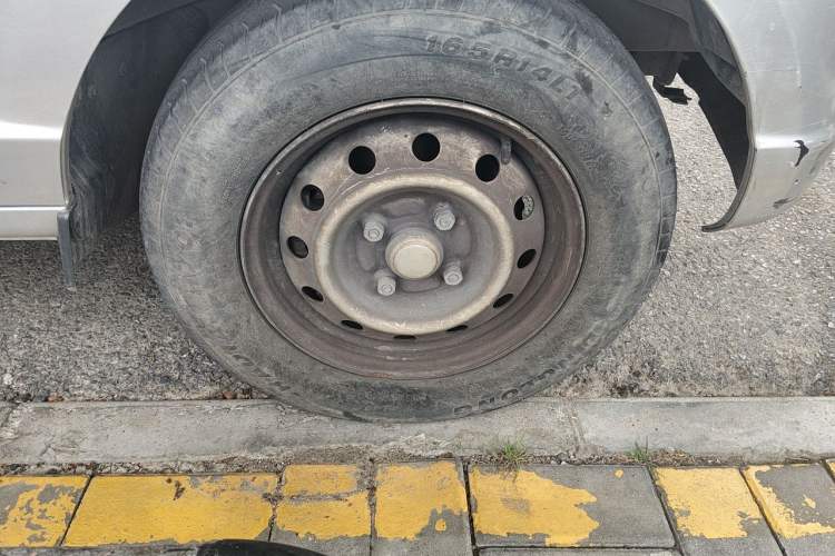 Used Wuling Rongguang S 2021 1.2L Base Model Window-Sealed 2-Seat LSI Car Right Front Wheel Hub