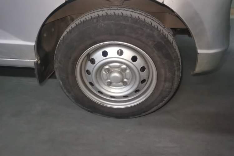 Used Wuling Rongguang S 2021 1.2L Standard Version with Power Steering 5-Seater LSI Right Front Wheel Hub