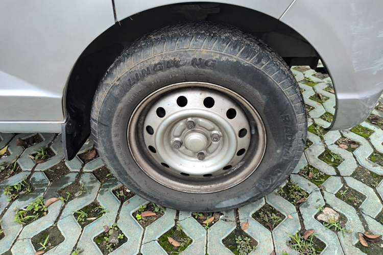 Used Wuling Rongguang S 2021 1.2L Standard Edition Air-Conditioned 7-Seater LSI Right Front Wheel Hub