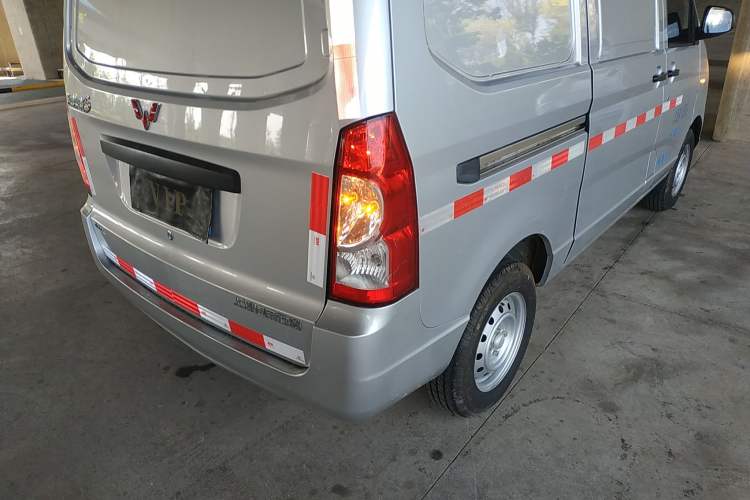Used Wuling Rongguang S 2021 1.2L Base Model Window-Sealed 2-Seat LSI Car Right Rear Taillight