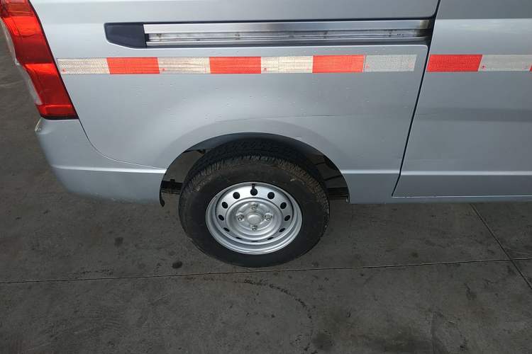 Used Wuling Rongguang S 2021 1.2L Base Model Window-Sealed 2-Seat LSI Car Right Rear Wheel Hub