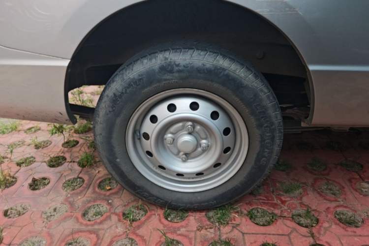 Used Wuling Rongguang S 2021 1.2L Base Model Window-Sealed 2-Seat LSI Car Right Rear Wheel Hub
