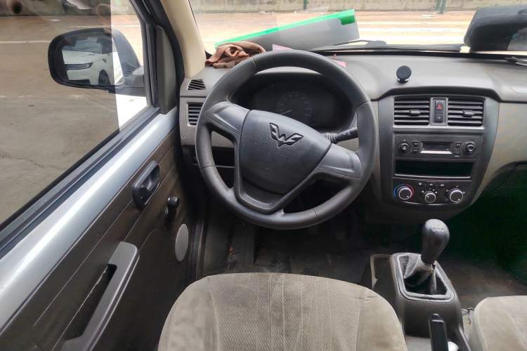 Used Wuling Rongguang S 2021 1.2L Base Model 7-Seater LSI Steering Wheel