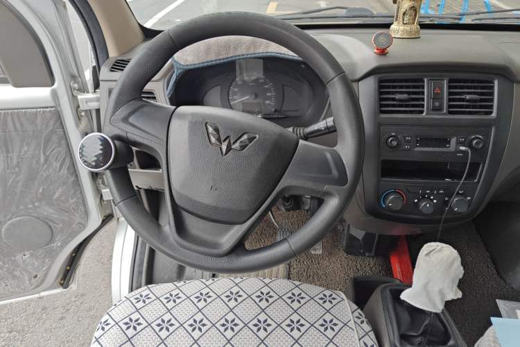 Used Wuling Rongguang S 2021 1.2L Standard Edition Air-Conditioned 7-Seater LSI Steering Wheel