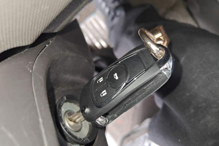 Used Wuling Rongguang S 2021 1.2L Standard Edition Air-Conditioned 7-Seater LSI Vehicle Key