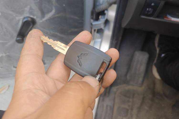 Used Wuling Rongguang S 2021 1.2L Base Model Window-Sealed 2-Seat LSI Car Vehicle Key