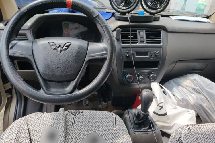 Used Wuling Rongguang S 2021 1.2L Base Model 5-Seater LSI Center Console