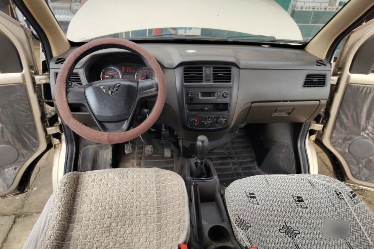 Used Wuling Rongguang S 2021 1.2L Base Model 5-Seater LSI Center Console