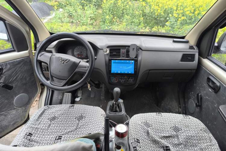 Used Wuling Rongguang S 2021 1.2L Base Model Window-Sealed 5-Seat LSI Car Center Console