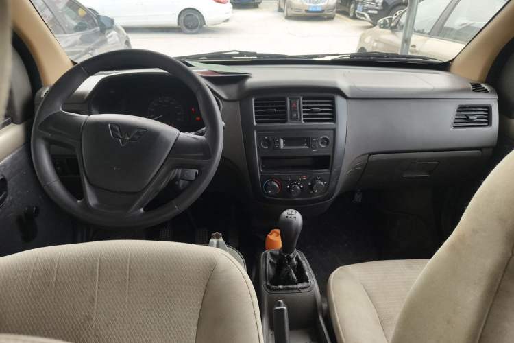 Used Wuling Rongguang S 2021 1.2L Base Model 7-Seater LSI Center Console