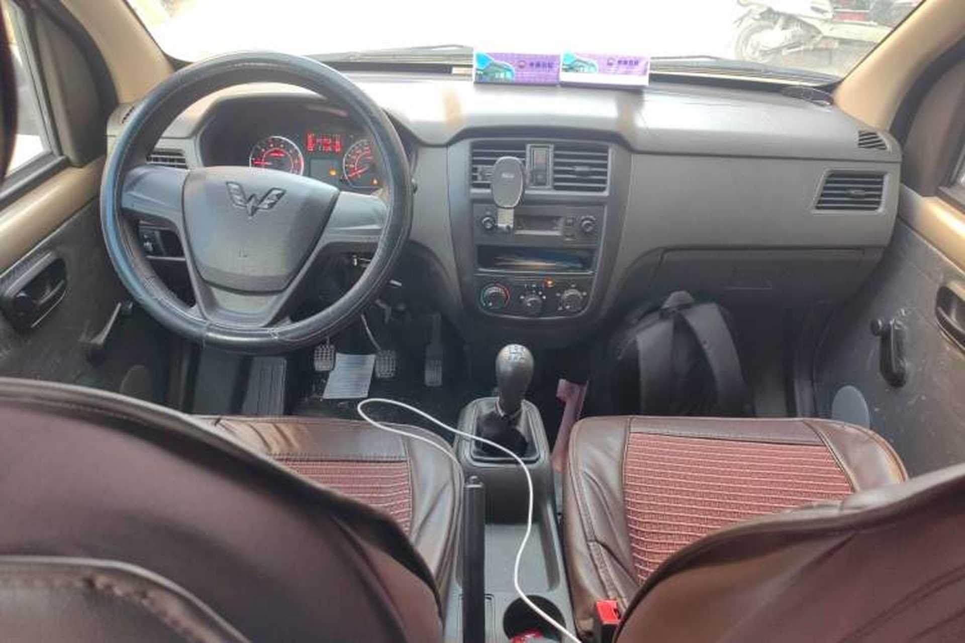 Used Wuling Rongguang S 2021 1.2L Base Model 5-Seater LSI Center Console