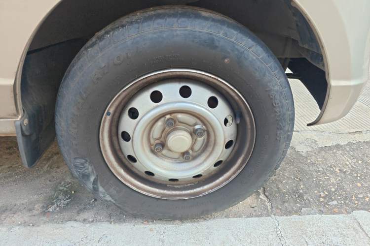 Used Wuling Rongguang S 2021 1.2L Base Model 7-Seater LSI Right Front Wheel Hub