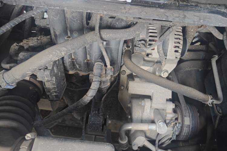 Used Wuling Rongguang S 2022 1.2L Base Model Window-Sealed 5-Seat LSI Car Engine Bay