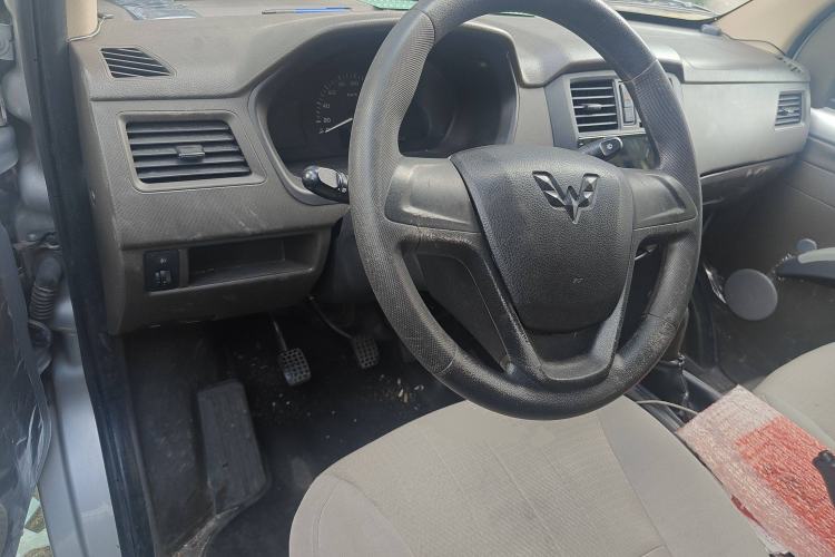 Used Wuling Rongguang S 2022 1.2L Base Model Window-Sealed 5-Seat LSI Car Interior 2