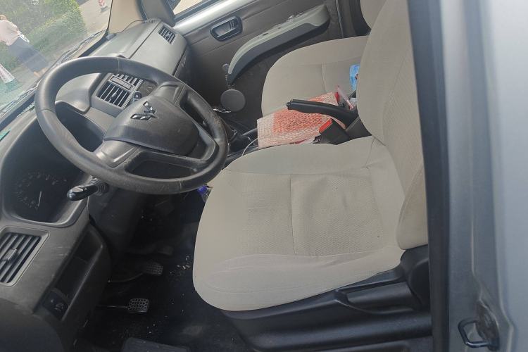 Used Wuling Rongguang S 2022 1.2L Base Model Window-Sealed 5-Seat LSI Car Interior 3