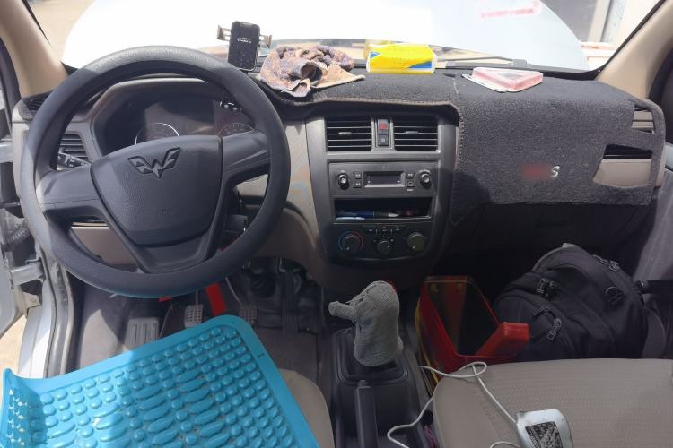 Used Wuling Rongguang S 2022 1.2L Base Model 7-Seater LSI Center Console