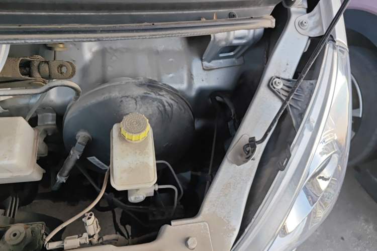 Used Wuling Rongguang S 2022 1.2L Base Model Window-Sealed 5-Seat LSI Car Engine Bay Left