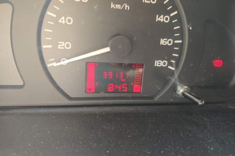 Used Wuling Rongguang S 2022 1.2L Standard Model Window-Sealed Car with Air Conditioning 2 Seats LSI Odometer Close Up