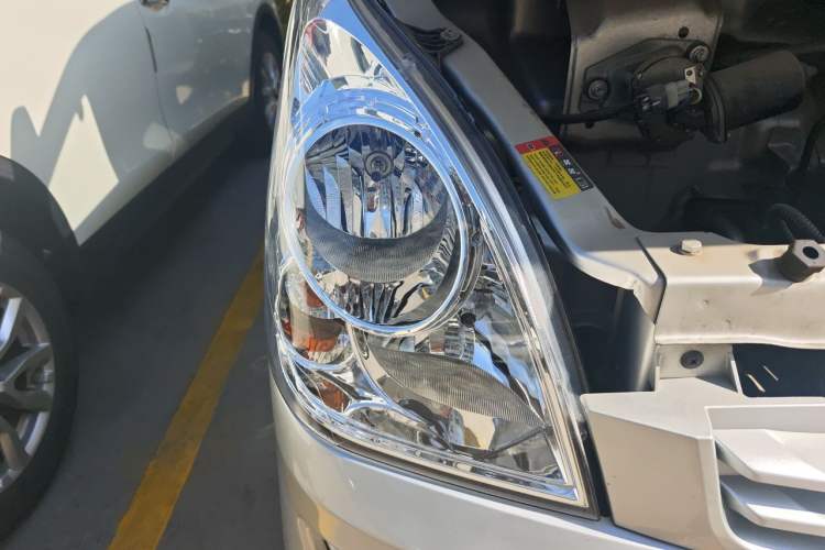Used Wuling Rongguang S 2022 1.2L Standard Model Window-Sealed Car with Air Conditioning 2 Seats LSI Right Front Headlight