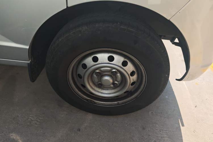 Used Wuling Rongguang S 2022 1.2L Standard Model Window-Sealed Car with Air Conditioning 2 Seats LSI Right Front Wheel Hub