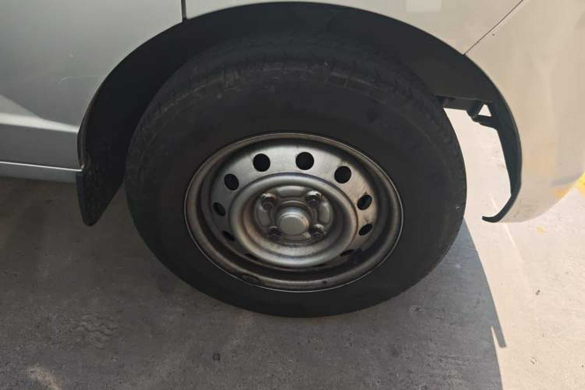Used Wuling Rongguang S 2022 1.2L Standard Model Window-Sealed Car with Air Conditioning 2 Seats LSI Right Front Wheel Hub